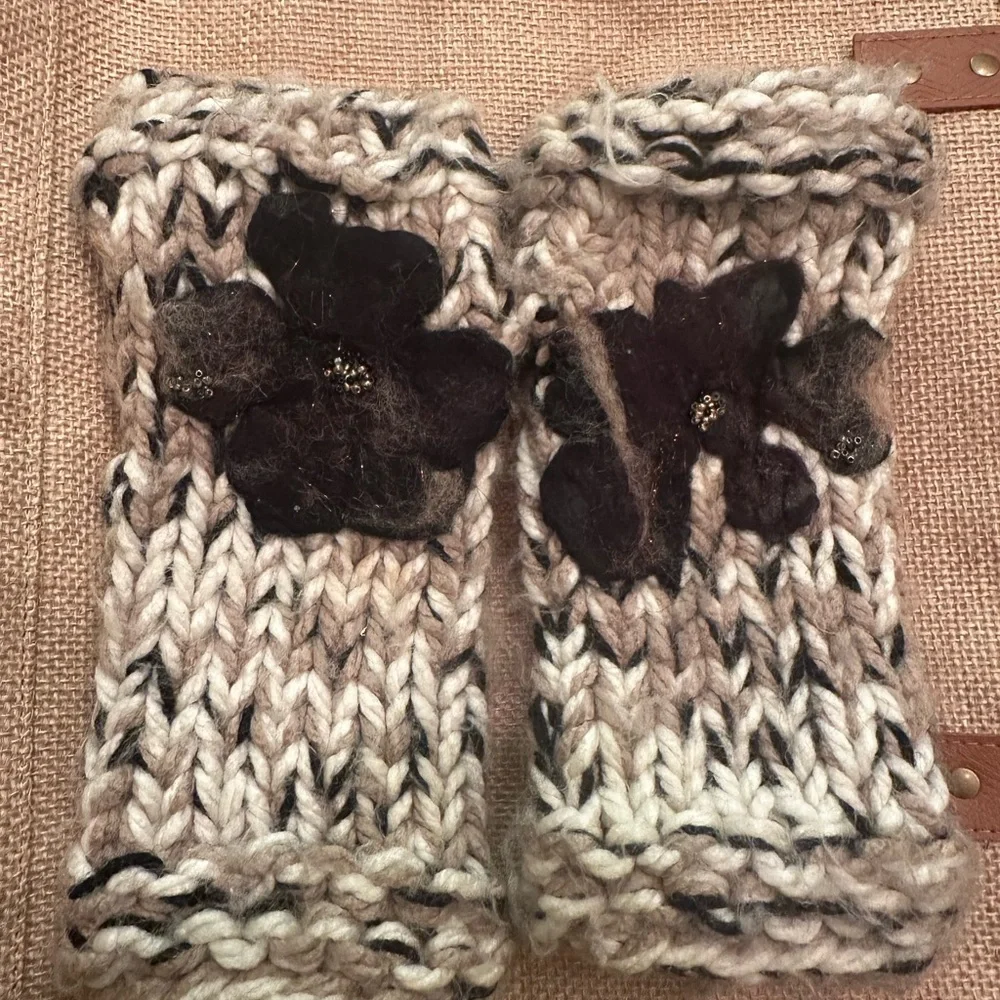 Hand knit Chunky Knit SOFT Fingerless Gloves with Flower Accent NWOT